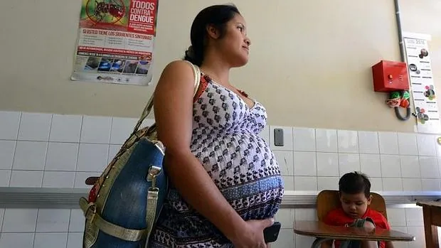 Las parejas que busquen un embarazo deberían esperar medio año si el hombre ha tenido síntoma de Zika