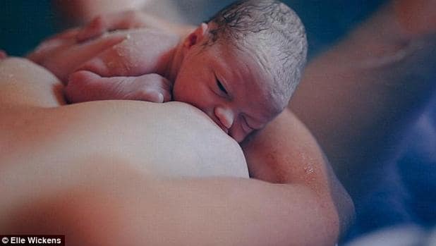 Instagram desactiva una cuenta con fotografías de madres dando el pecho a sus recién nacidos