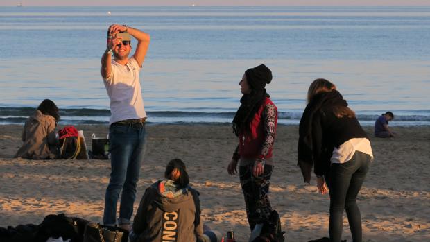 Ambiente en Alicante en la Playa del Postiguet con temperaturas primaverales al caer la tarde