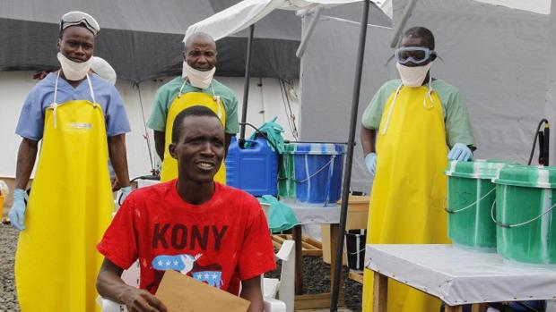 Fotografía de archivo de un superviviente de ébola tras ser dado de alta por Médicos Sin Fronteras en Monrovia (Liberia)