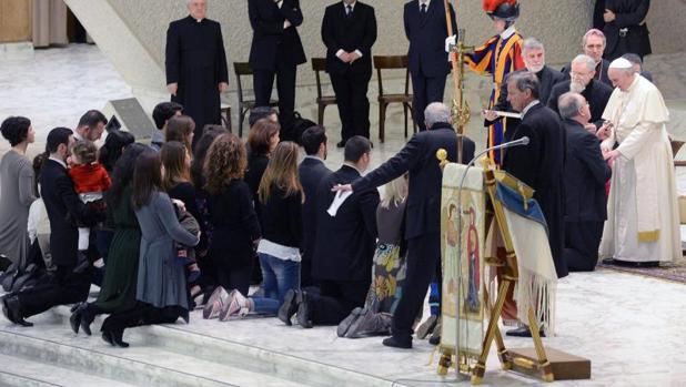 El Papa saluda a un grupo de miembros del Camino Neocatecumenal durante una audiencia en febrero de 2014