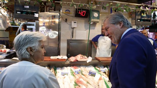 El ministro de Educación, Íñigo Méndez de Vigo, esta mañana en el mercado de Vallhermoso de Madrid