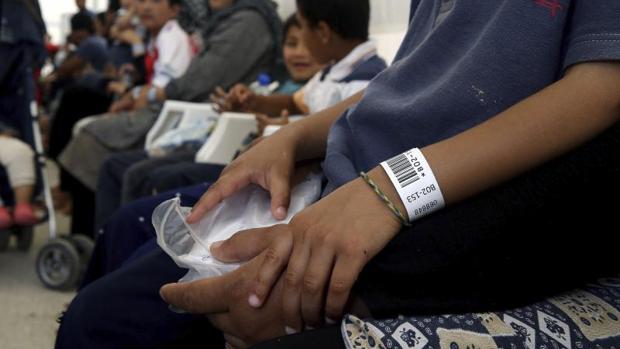 Refugiados y migrantes esperan para el proceso de pre-registro en un campamento de refugiados situado en el antiguo aeropuerto de Helliniko de Atenas, Grecia