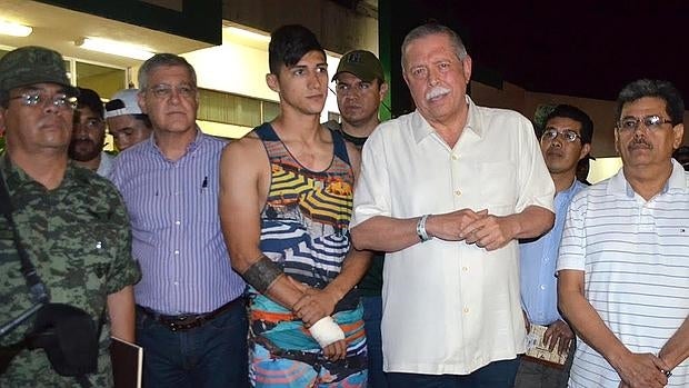 El gobernador de Tamaulipas, Egidio Torre Cantú, (2d) junto al futbolista Alan Pulido tras su rescate