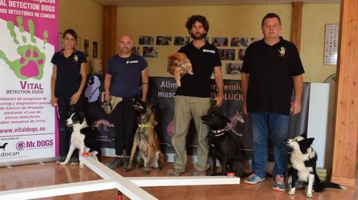 Varios de los perros del proyecto Vital Detection Dogs con sus entrenadores