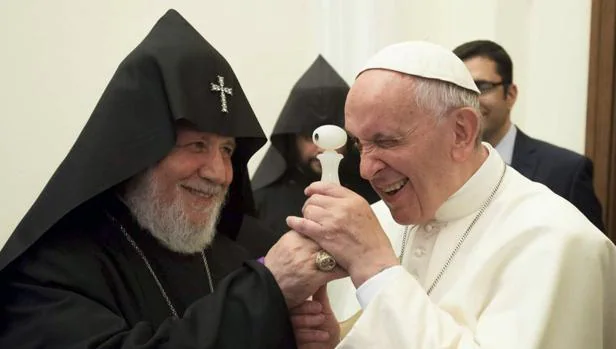 El Papa junto al microescultor Eduard Ter-Ghazaryan, autor del regalo que recibió hoy el Santo Padre en su viaje a Armenia