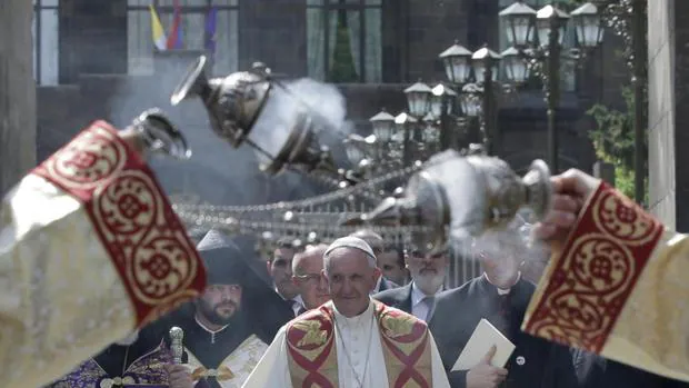 El Papa Francisco (c) visita la catedral apostólica Etchmiadzint, en Yerevan, Armenia