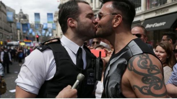 Un policía londinense le propone matrimonio a su novio durante el Orgullo Gay y él...