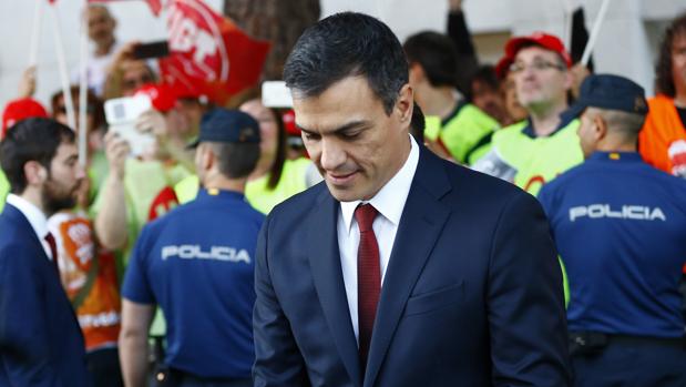Sánchez opta por su «traje de la suerte» e Iglesias vuelve a quitarse la corbata