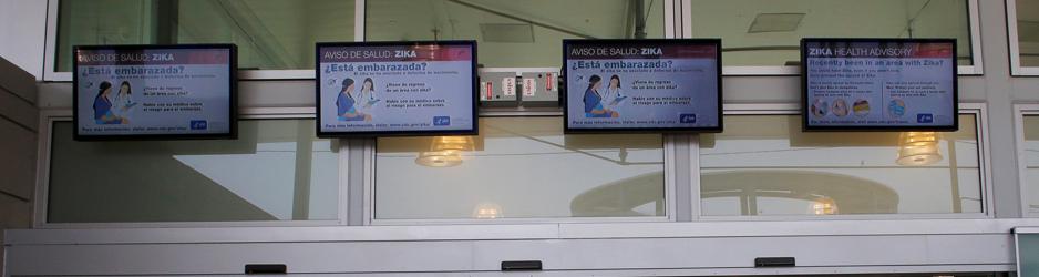 Pantallas de advertencia del zika en aeropuertos de Estados Unidos. En la imagen, San Ysidro, California