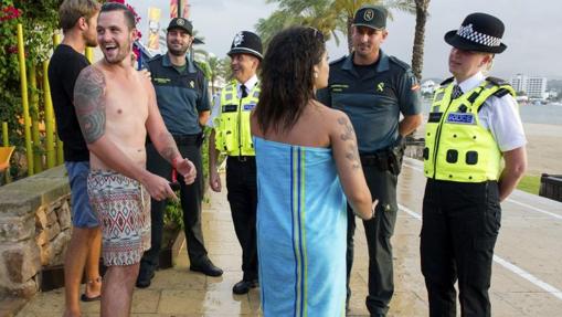 Una pareja de policías de Reino Unido, los tradicionales 'bobbies', patrulla junto a una pareja de la Guardia Civil por Sant Antoni de Portmany (Ibiza)