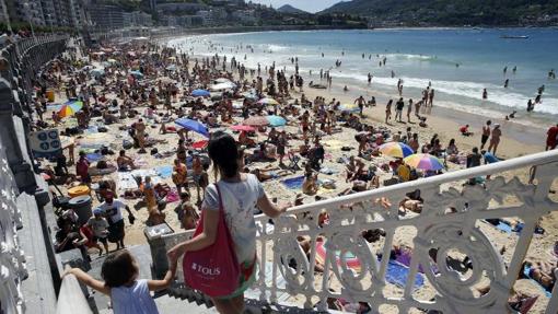 Vista de la playa de La Concha de San Sebastián, donde hoy se ha podido disfrutar de una jornada veraniega