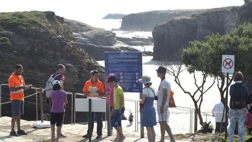 Acceso a la playa de las Catedrales, donde se puso en marcha un sistema de control que exige obtener un pase