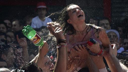 Una joven en el Chupinazo de las fiestas de San Fermín