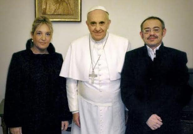 Diego Neria, a la derecha, fue recibido en visita privada y junto a su pareja Macarena por Francisco el 24 de enero de 2015