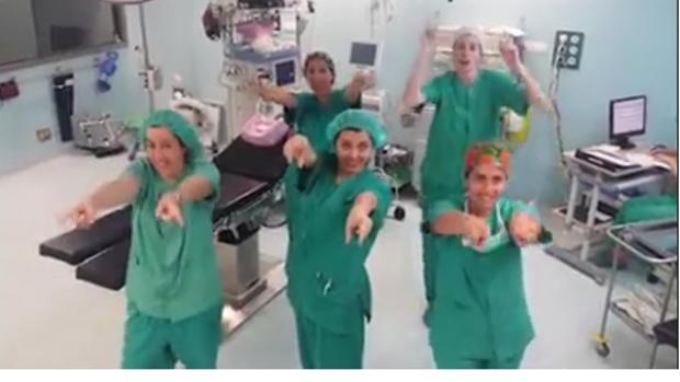 Un momento del baile que le han dedicado los profesionales de Son llatzer al médico residente