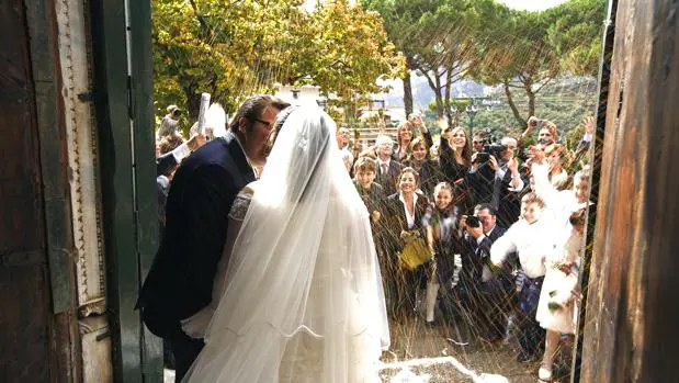 Cada año hay 5.000 matrimonios de italianos ancianos, entre 65 y 85 años, con jóvenes