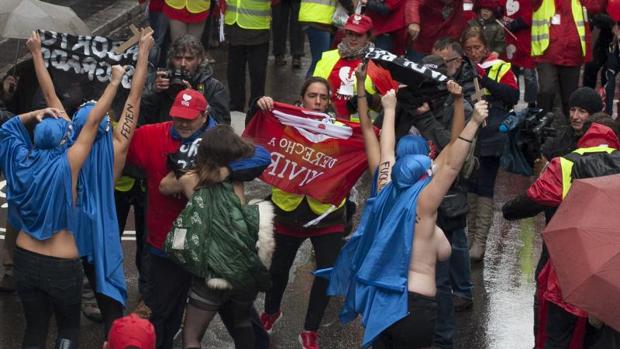 Un momento del boicot de las activistas de Femen a la manifestación provida