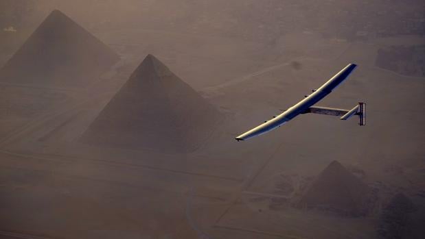 El avión recubierto con placas solares sobrevuela El Cairo