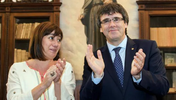 El presidente de la Generalitat , Carles Puigdemont , y su homóloga de Baleares, Francina Armengol