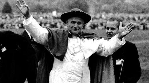 Juan Pablo II, aclamado en Cracovia, en su primer viaje a Polonia, en 1979