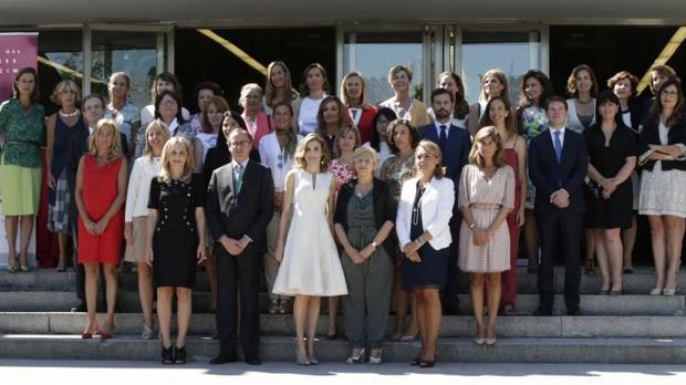 La Reina, acompañada por el ministro en funciones de Sanidad, Servicios Sociales e Igualdad, Alfonso Alonso (2-i), y la alcaldesa de Madrid, Manuela Carmena (3-d), ha presidido hoy en los jardines de Cecilio Rodríguez del Parque del Buen Retiro los Premios de la Federación de Mujeres Directivas, Ejecutivas, Profesionales y Empresarias 2016