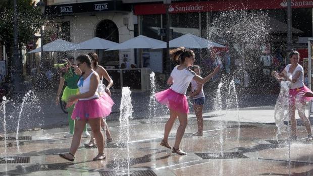 Un grupo de gente intenta refrescarse y esquivar las altas temperaturas en Córdoba