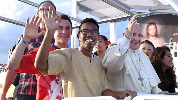 El Papa Francisco llegó a la Vigilia acompañado de seis jóvenes de diferentes nacionalidades