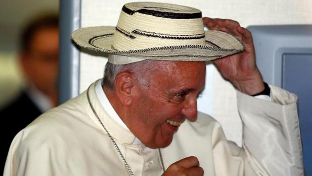 El Papa se coloca un sombrero de Panamá durante el vuelo de regreso desde Cracovia