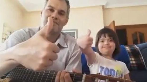 La canción a dúo de esta niña roza los 2 millones de visitas en Facebook