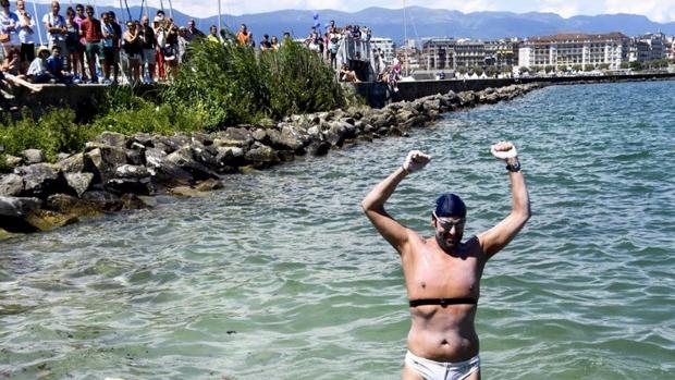 El nadador de ultra distancia, Jaime Caballero, en su travesía por el lago Leman