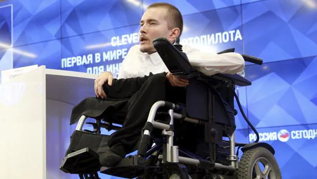 El ingeniero Valery Spiridonov, que sufre atrofia muscular espinal con un pronóstico fatal, ofrece una rueda de prensa en Moscú (Rusia)