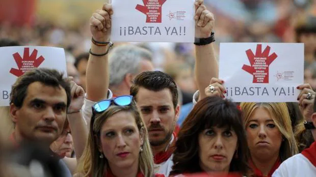 Manifestantes en las Fiestas de San Fermín gritan «basta» contra las agresiones sexuales