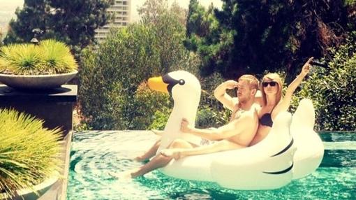 Taylor Swift junto a Calvin Harris, los primeros en posar en un «Pool Floats»