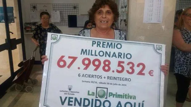 La ganadora de 68 millones de euros en La Primitiva posa con su premio
