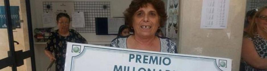 La ganadora de 68 millones de euros en La Primitiva posa con su premio