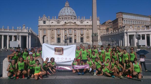 Foto de familia de los participantes en el «Desafío Córdoba-Roma» en la Ciudad Eterna