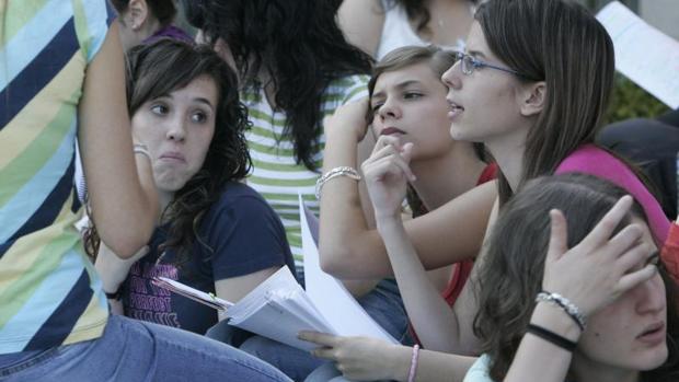 Jóvenes universitarios en la Facultad de Odontología de la Complutense de Madrid