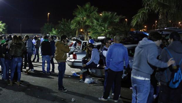 Jóvenes de fiesta antes de entrar en una discoteca