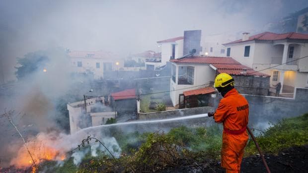 Un bombero trabaja en la extinción de un incendio en Funchal, isla de Madeira