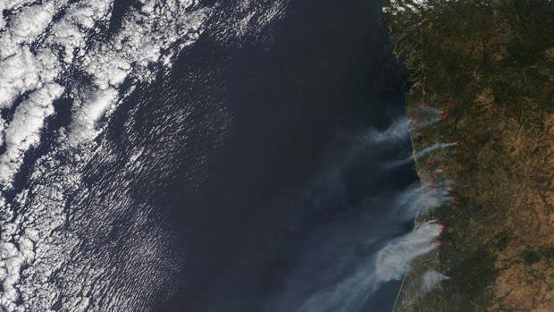 El humo de los fuegos de Portugal y Galicia, visto desde el espacio