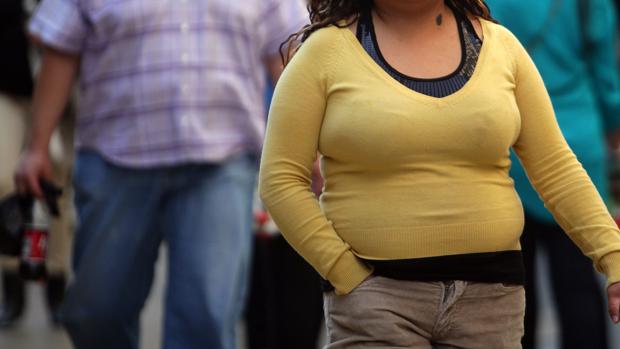 Una mujer con sobrepeso y obesidad abdominal pasea por una calle de México D.F.