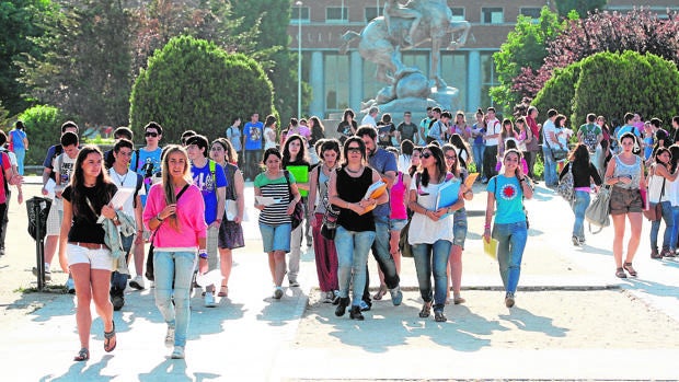 Estudiar una carrera en Cataluña cuesta el triple que hacerlo en Galicia