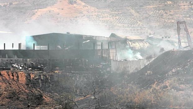 El incendio de Chiloeches sigue sin darse por extinguido aunque se mantiene controlado