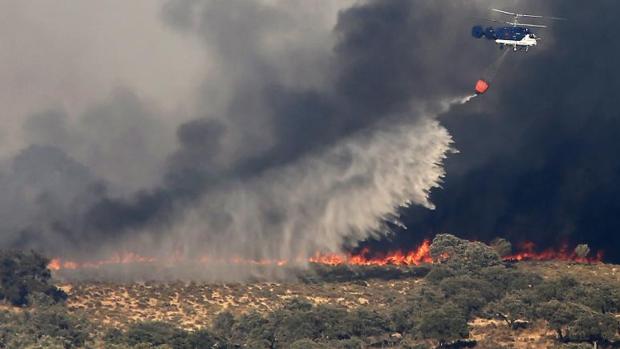 Un helicóptero durante las labores de extinción del incendio declarado en el municipio sevillano