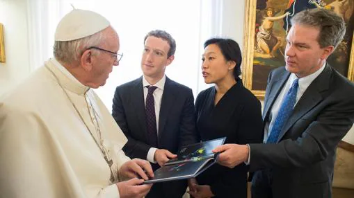 El Papa con Zuckerberg, su mujer Priscilla Chan y el director de prensa de la Santa Sede, Greg Burke