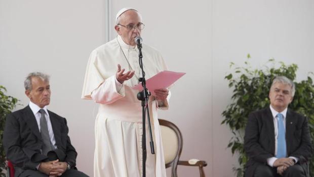 El papa Francisco ofrece un discurso en el congreso de la Sociedad Europea de Cardiología celebrado en Roma (Italia), ayer