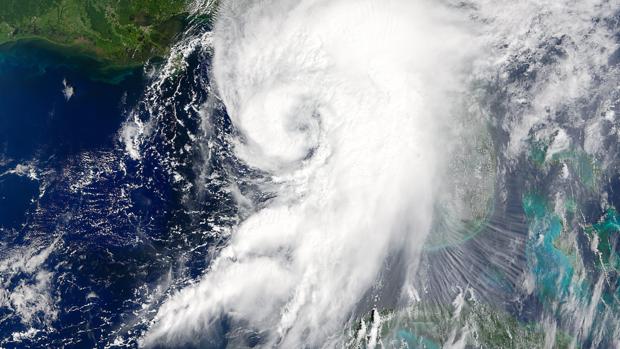 Imagen cedida por el Observatorio de la Tierra de la NASA del 1 de septiembre de 2016 de una imagen desde un satélite del huracan «Hermine» aproximándose a la costa occidental de la Florida (EE.UU.). De categoría 1, ha tocado tierra en el norte de Florida este 2 de septiembre y ha comenzado ya a debilitarse para convertirse en tormenta tropical en el fin de semana