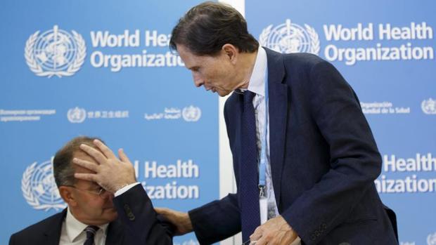 El director Ejecutivo del Programa de Emergencias Sanitarias de la Organización Mundial de la Salud (OMS), Peter Salama (i), y el presidente del Comité de Emergencias de la OMS, David Heymann, durante la rueda de prensa en Ginebra