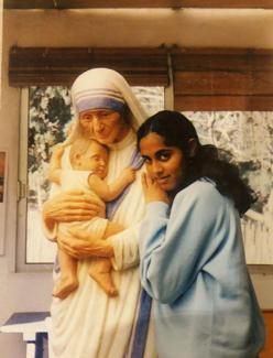 María, hace años junto a una escultura de la Madre Teresa